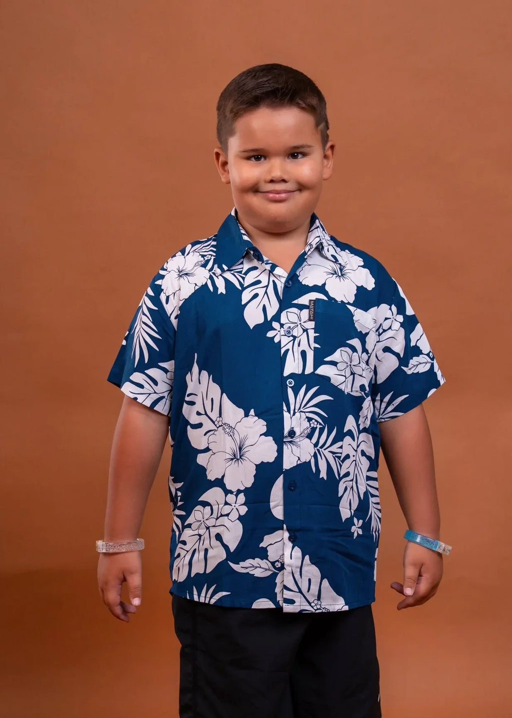 Petit garçon portant une chemise polynésienne Bamboo Kultur