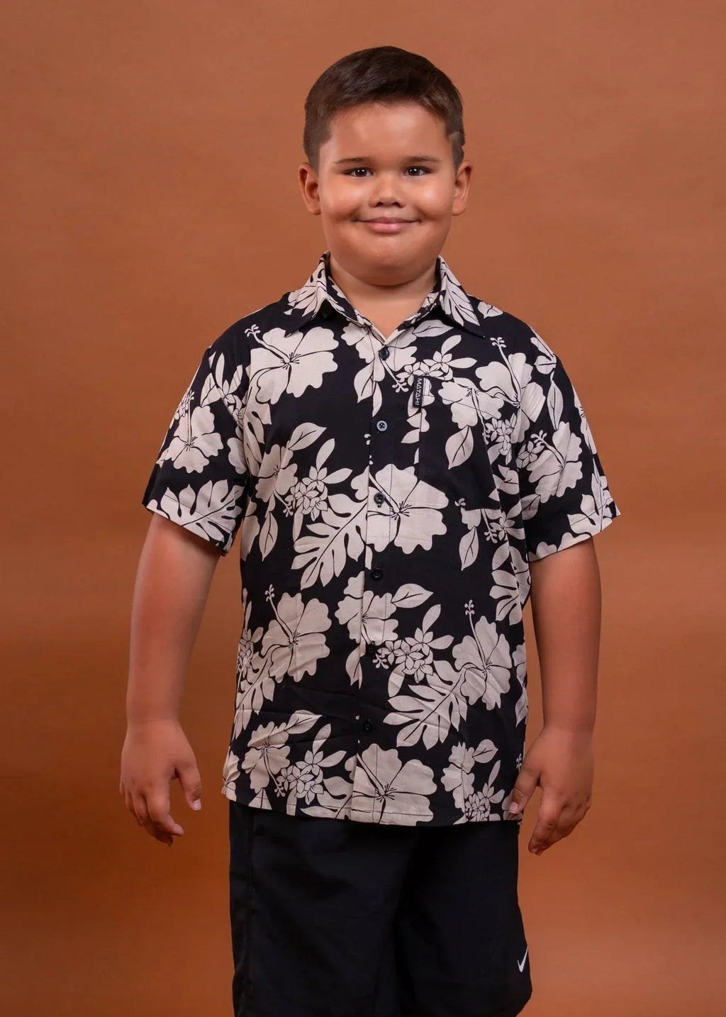 Petit garçon portant une chemise polynésienne Bamboo Kultur