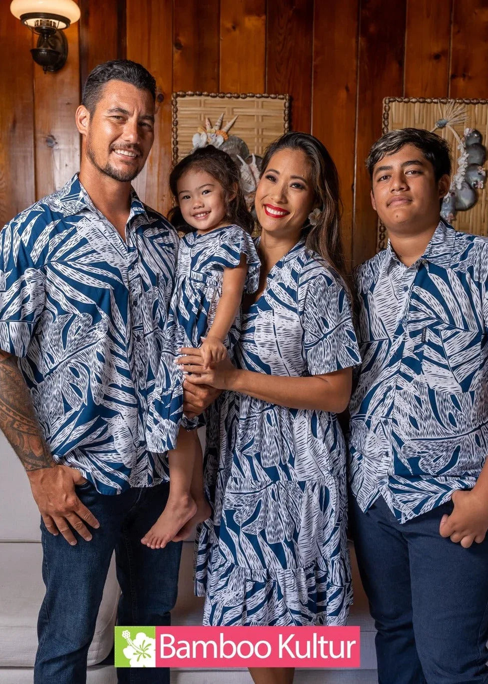 Tahitian Familly wearing a blue Polynesian sauvage leaf Bamboo Kultur clothes. Shirt for the boys and dress for the girl