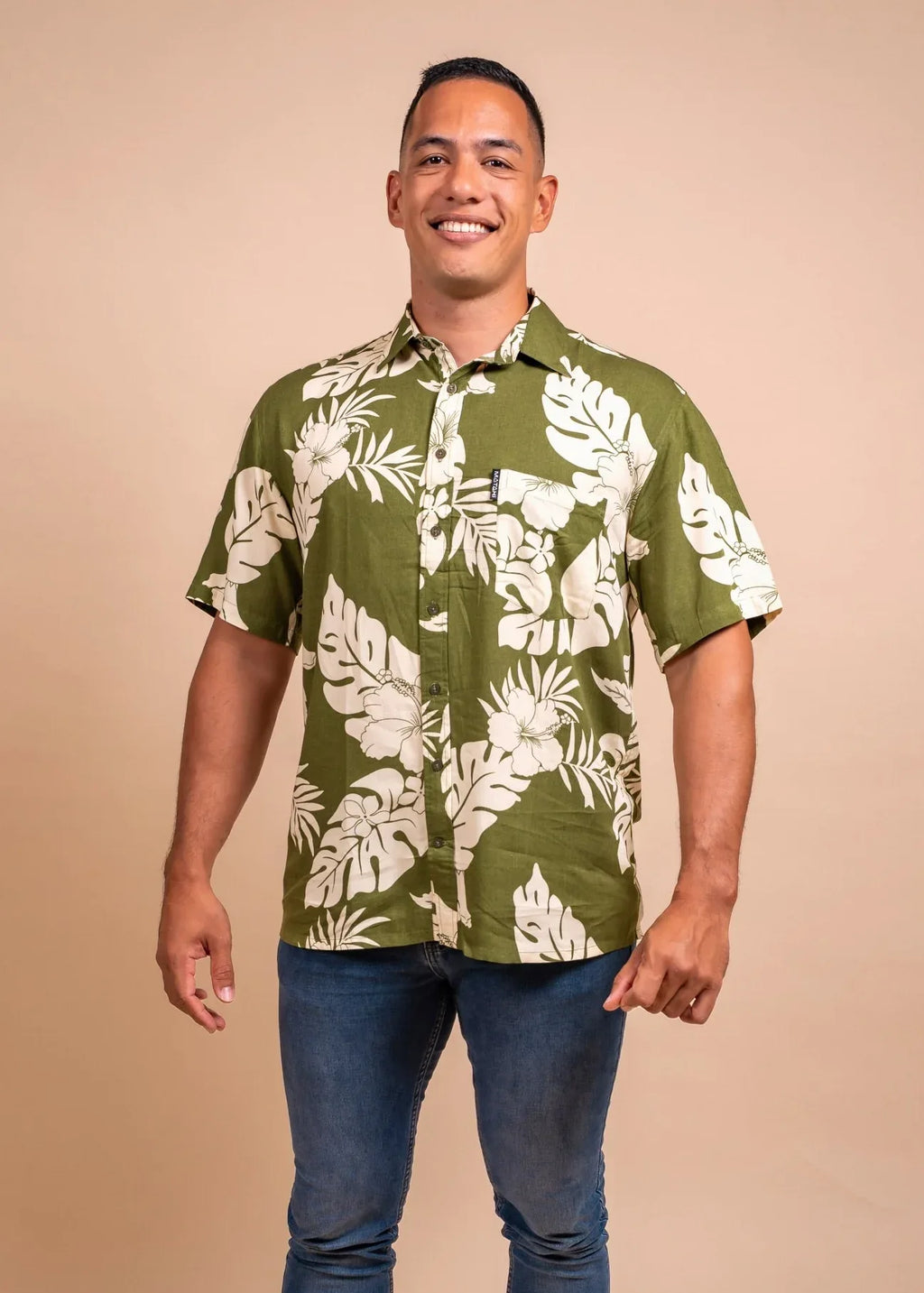 Man wearing a olive polynesian shirt with Hibiscus pattern