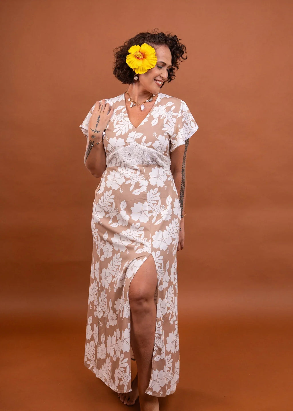 Robe Hanalei longue femme motif bloom beige polynésien - Bamboo Kultur