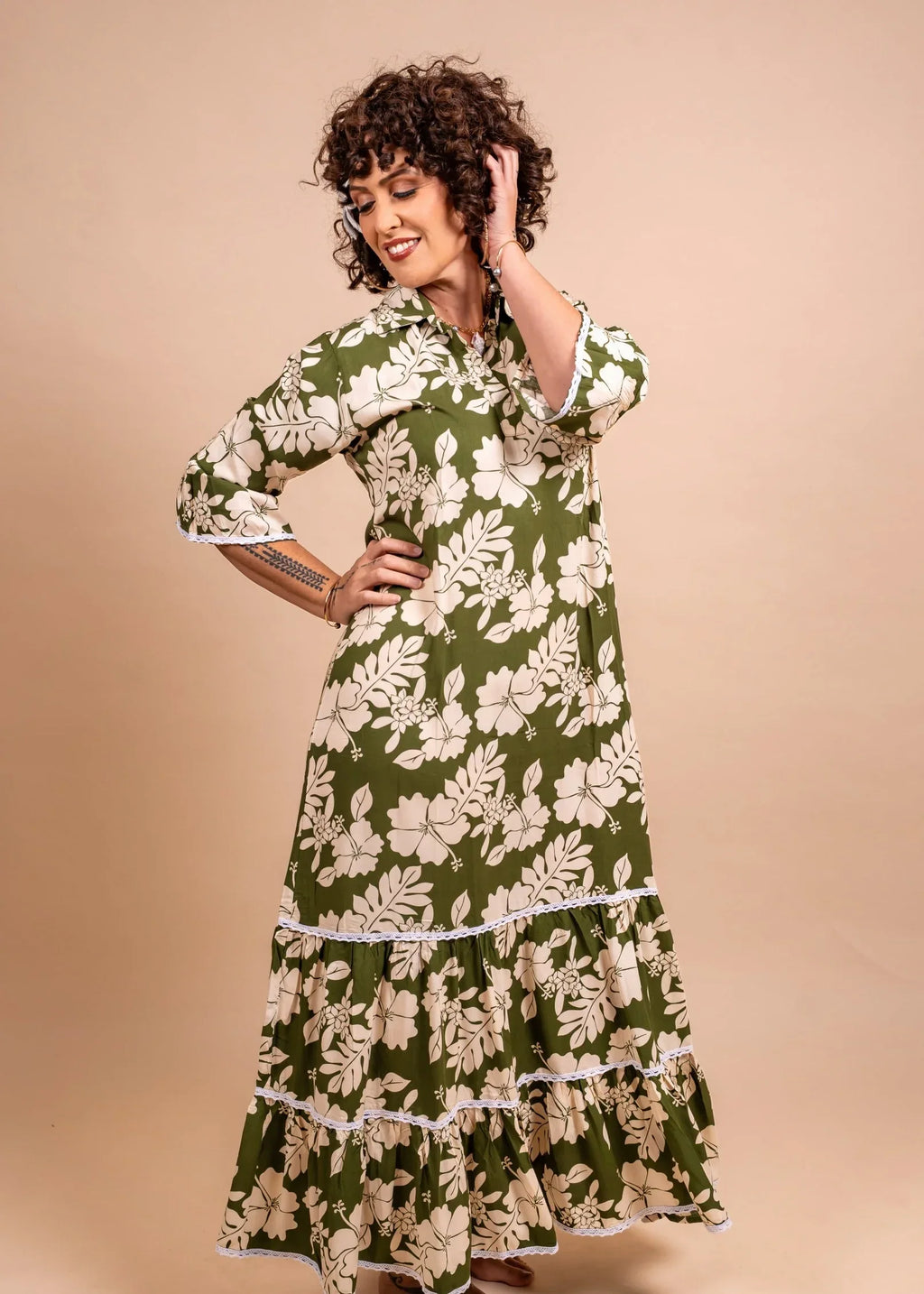 Women with a long elegant polynesian  dress in olive with hibiscus pattern