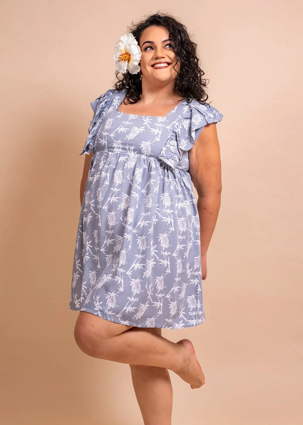 Women with cute bamboo kultur Hokulani XL dress in greycolor with pinaeple pattern