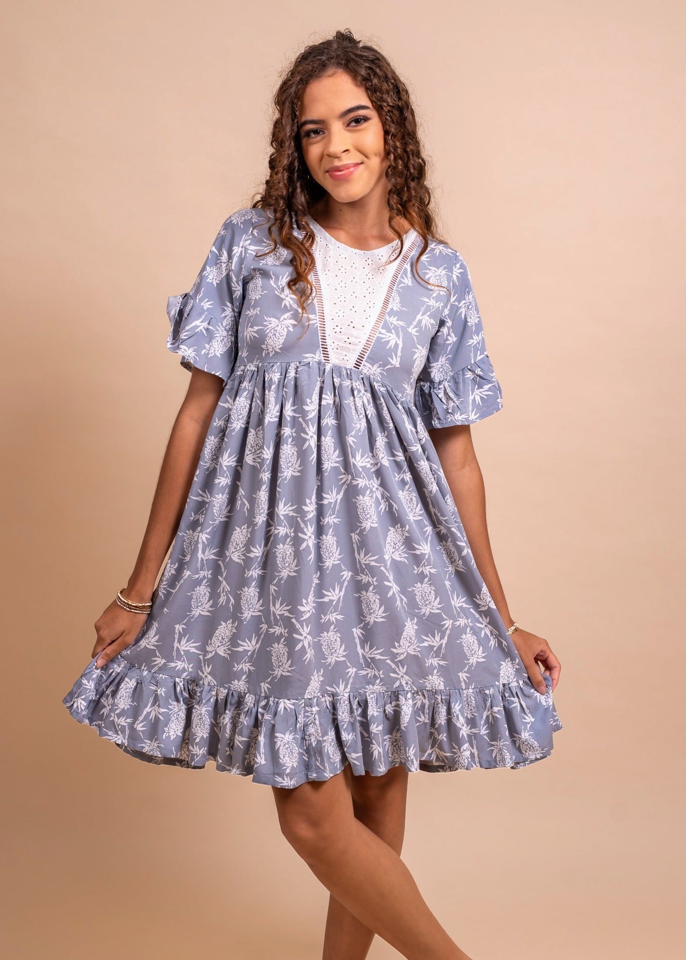 Women wearing a cute polynesian dress in grey color with pinaeple pattern 