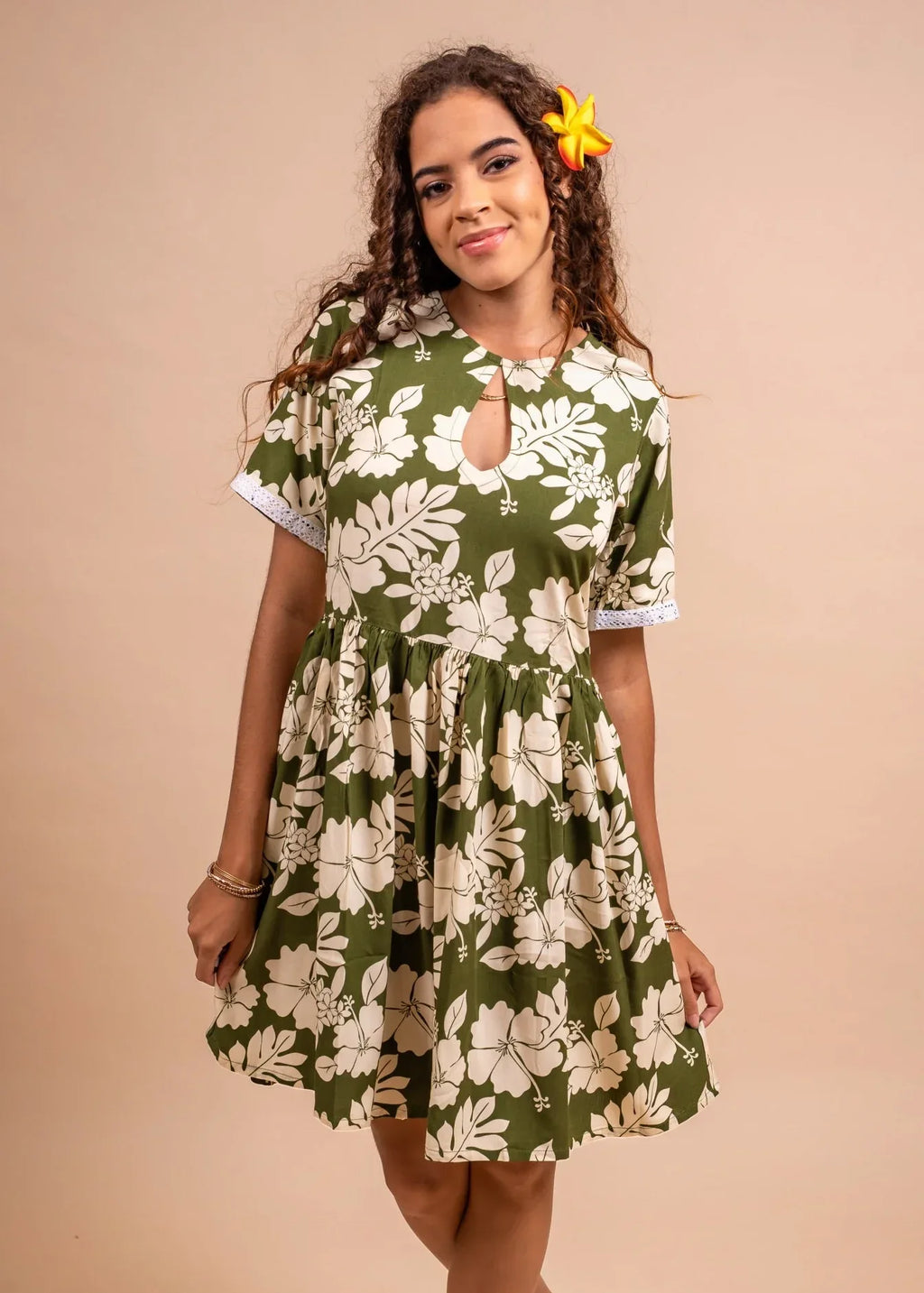 Women with cute Maia bamboo kultur polynesian short dress in olive with hibiscus pattern