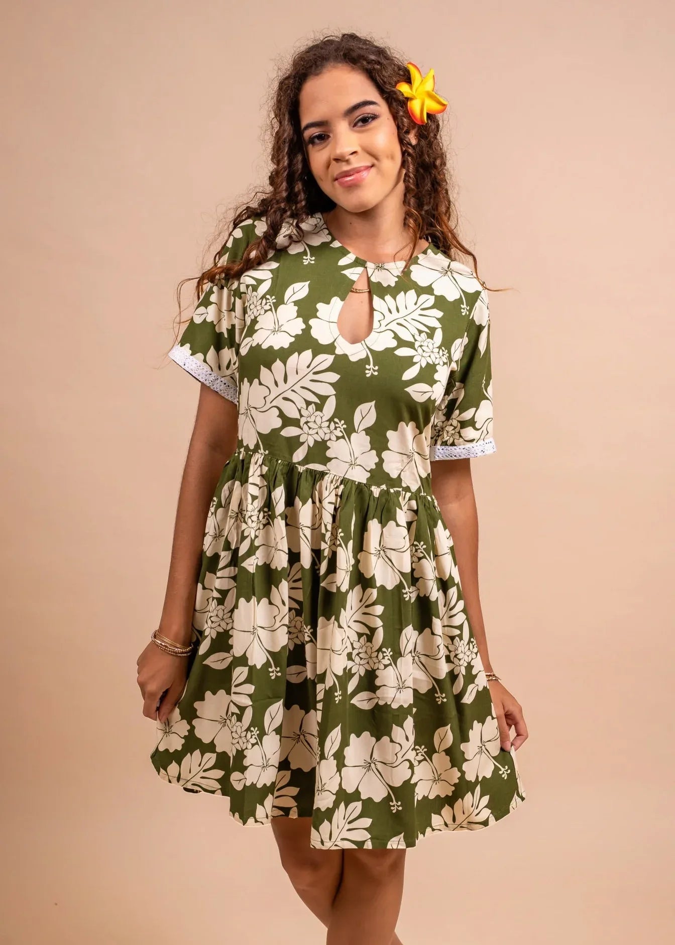 Women with cute Maia bamboo kultur polynesian short dress in olive with hibiscus pattern
