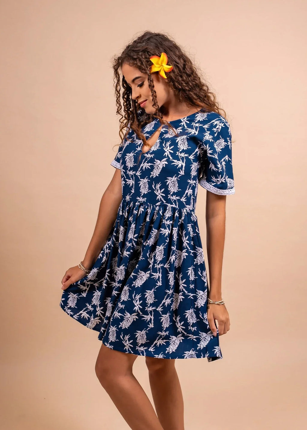 Women with cute Maia bamboo kultur polynesian short dress in bleu navy with pinaeple pattern