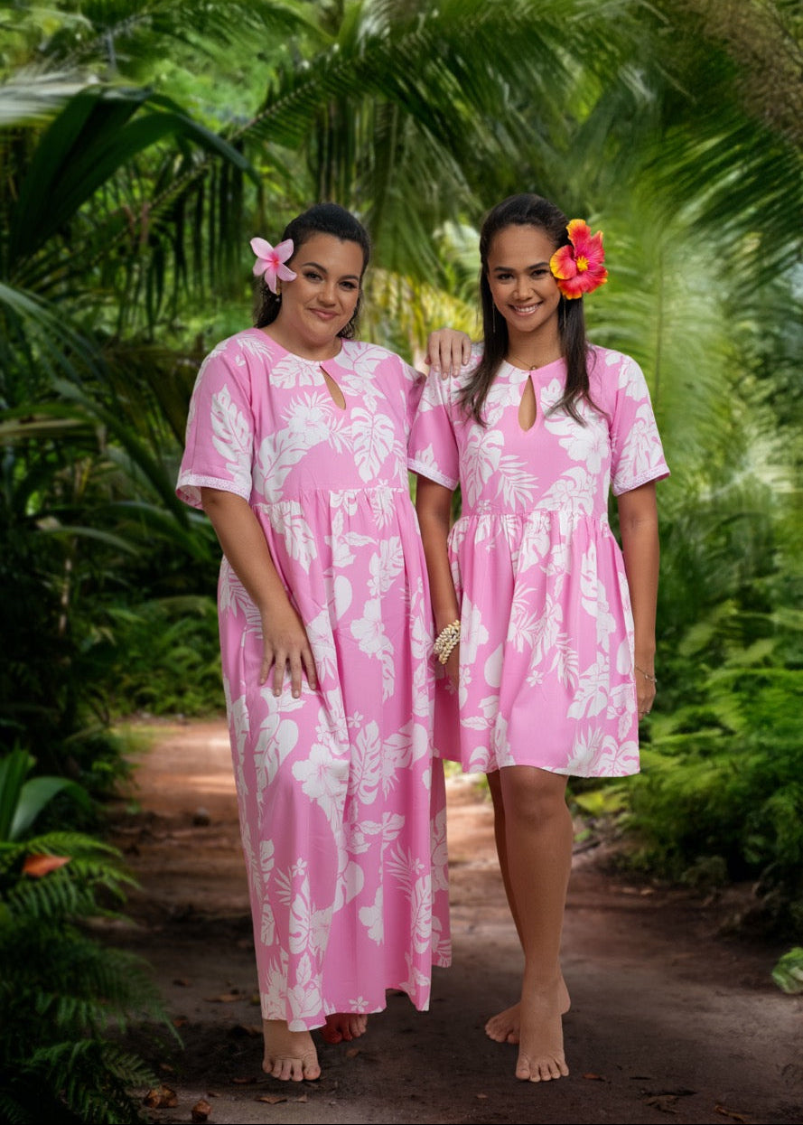 Vaimiki et Rea wearing the maia bamboo kultur model in short and long version in pink color. A beautiful polynesian dress