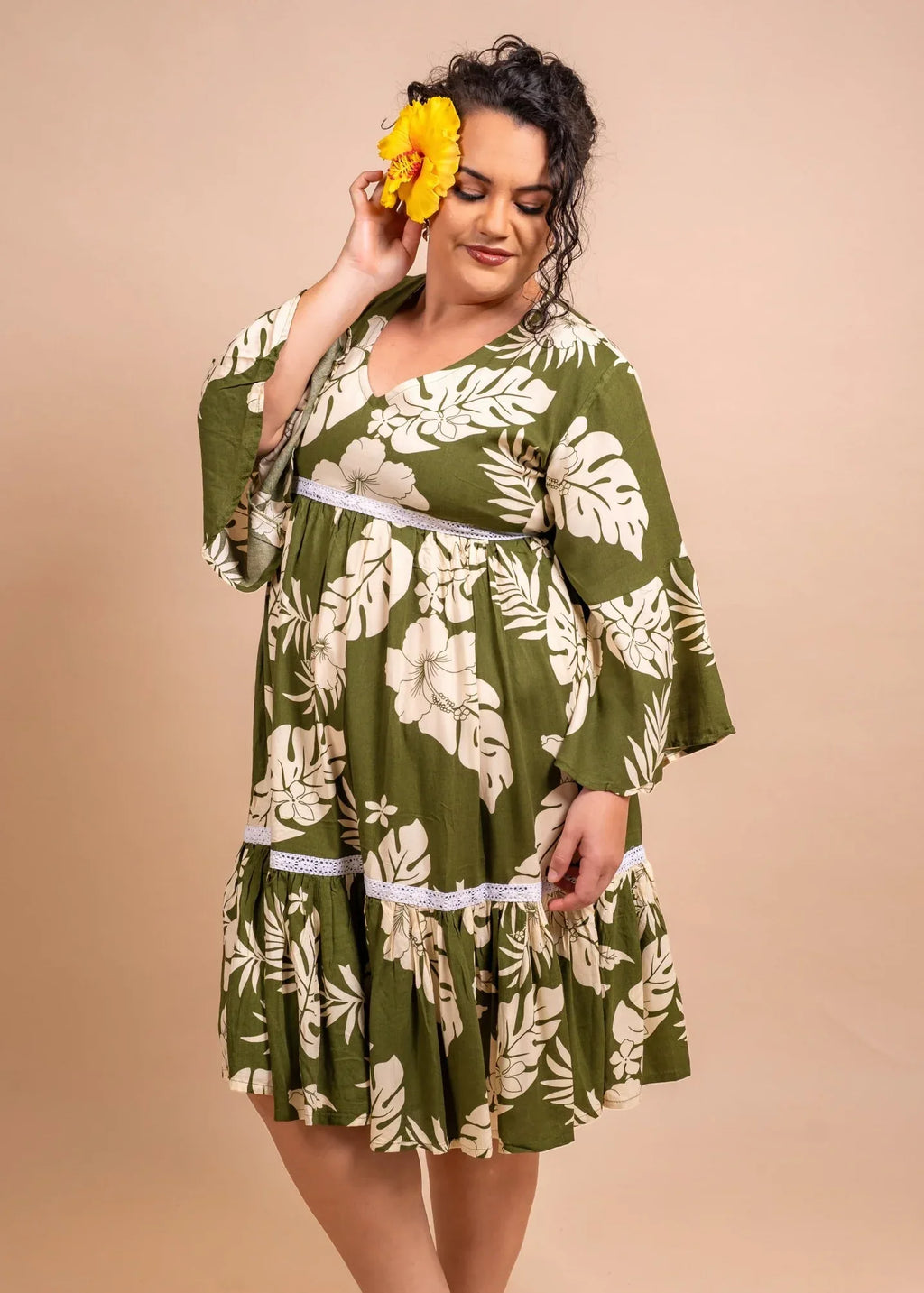 Women with cute Merahi bamboo kultur polynesian dress inOlive color with hibiscus pattern