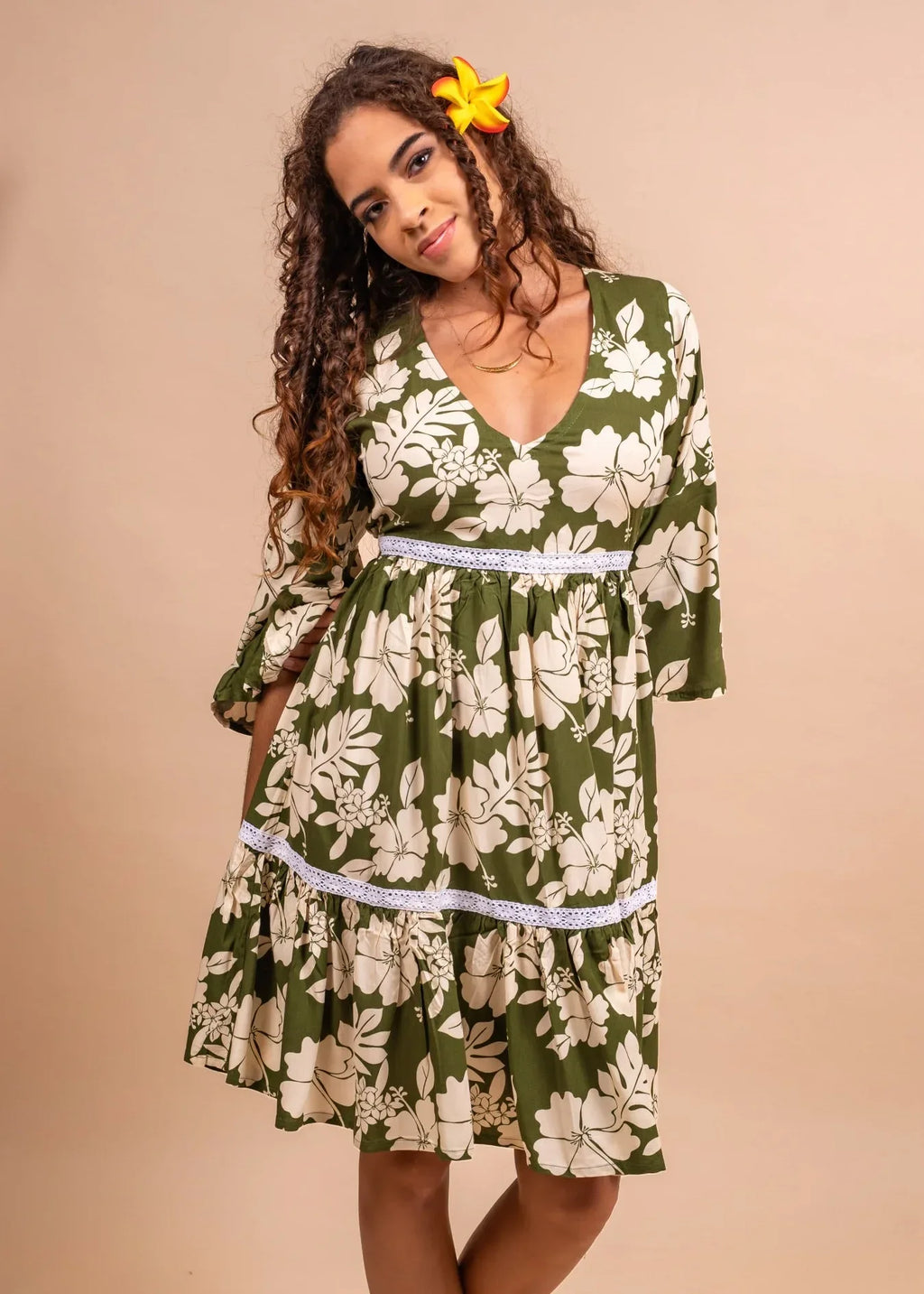 Women with cute Merahi bamboo kultur polynesian dress in Olive color with hibiscus pattern