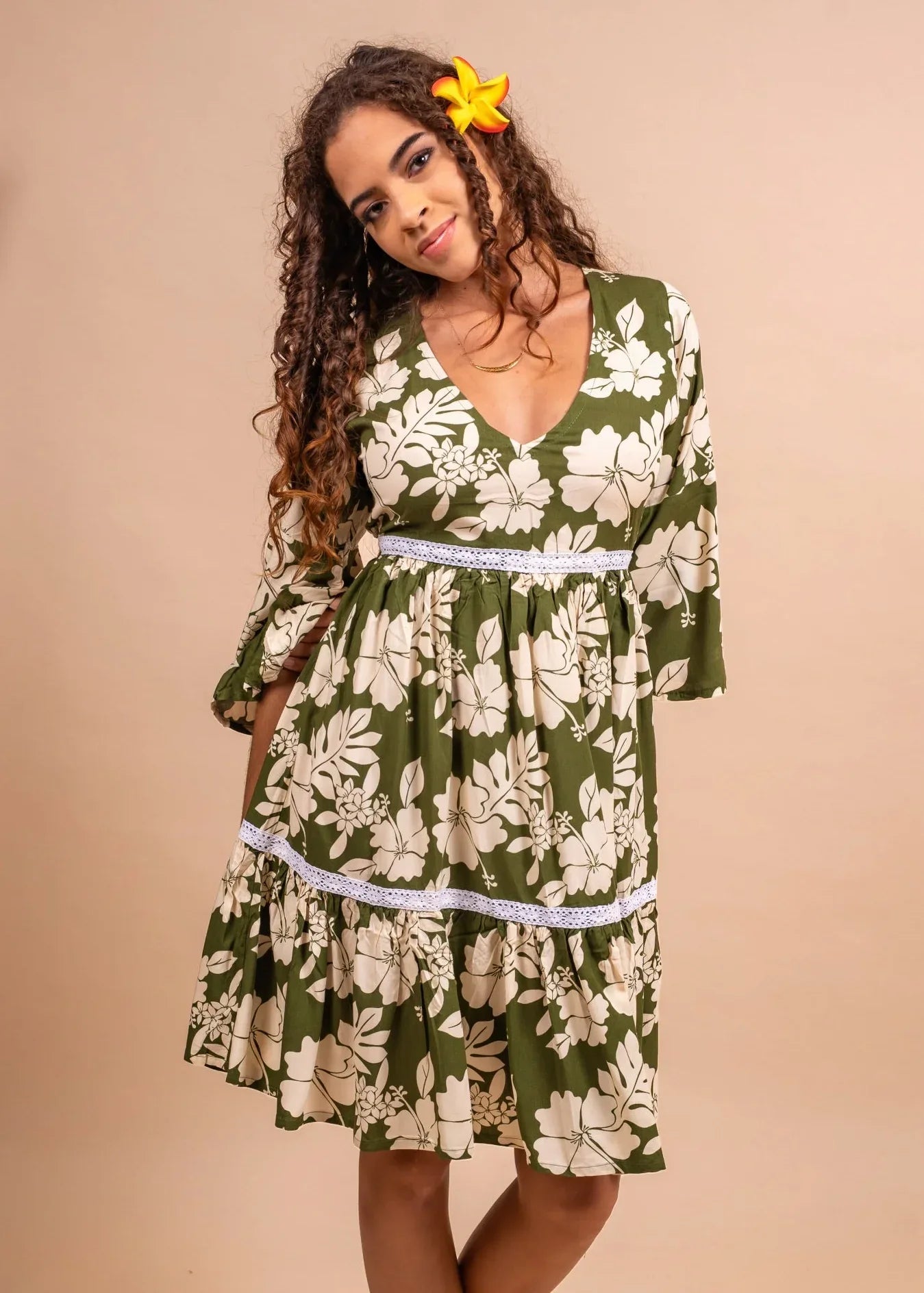 Women with cute Merahi bamboo kultur polynesian dress in Olive color with hibiscus pattern