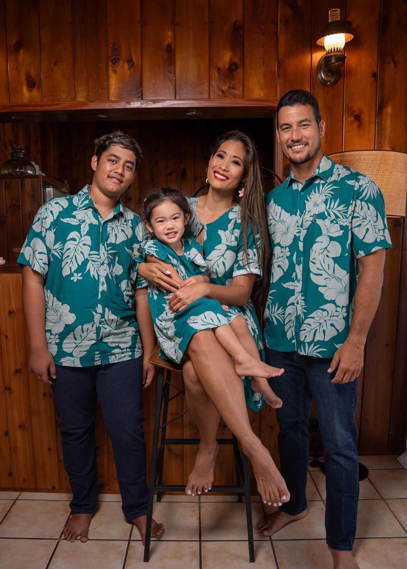 Tahitian Familly wearing a green Polynesian floral Bamboo Kultur clothes. Shirt for the boys and dress for the girl