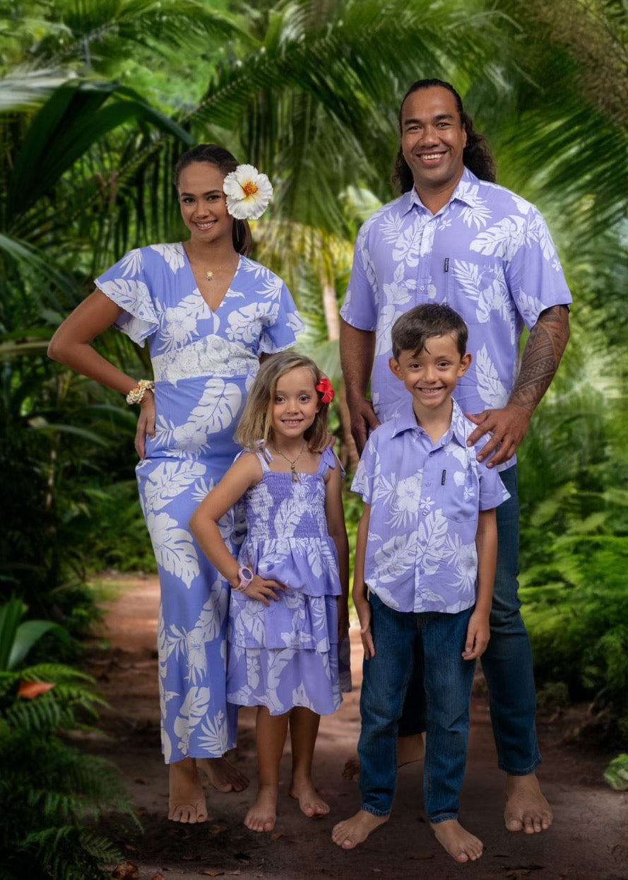 Tahitian Familly wearing a Lavander Polynesian floral Bamboo Kultur clothes. Shirt for the boys and dress for the girl