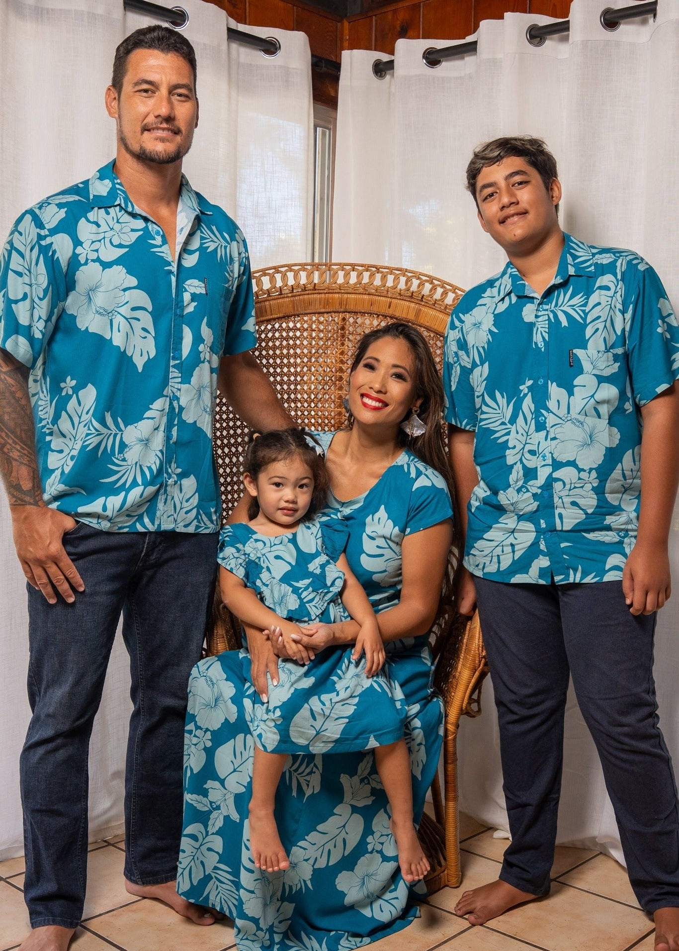 Tahitian Familly wearing a blue Polynesian floral Bamboo Kultur clothes. Shirt for the boys and dress for the girl