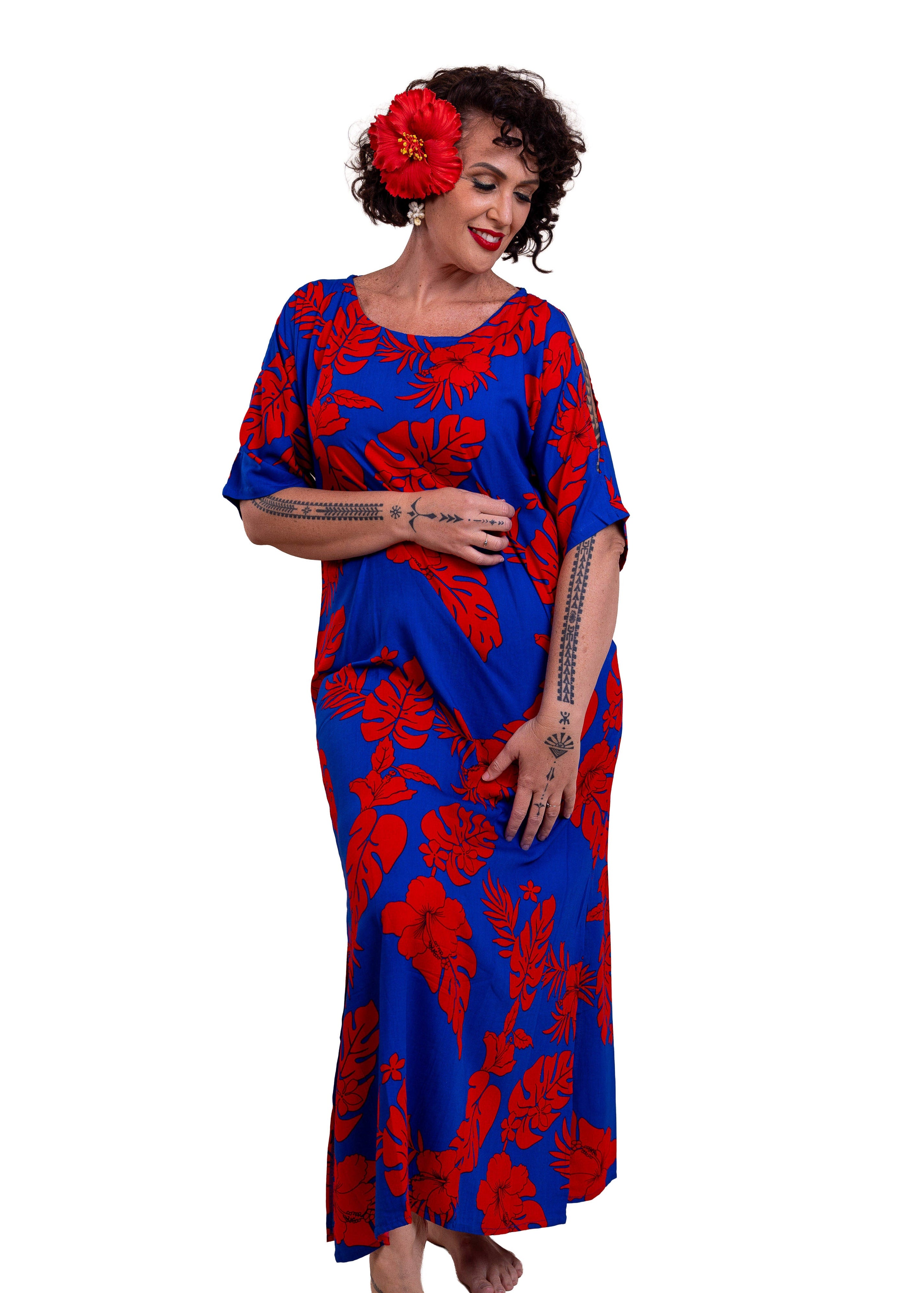 Eimeo wearing the Teavei dress bamboo kultur model in Red  and Bleu hibiscus patterns