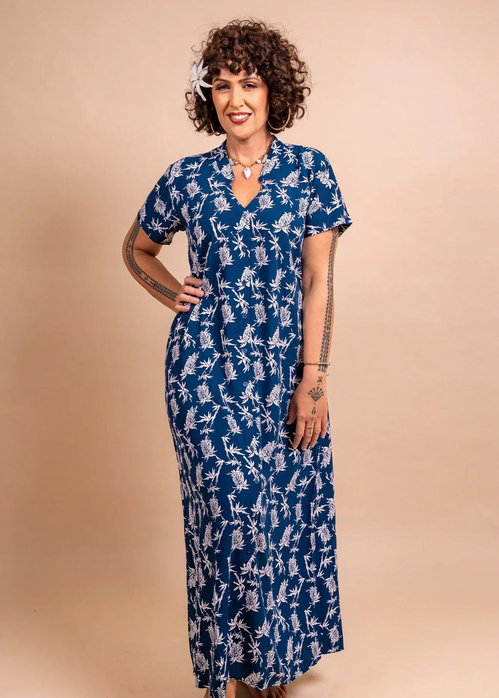 Women wearing a long polynesian dress in blue Navy color with pinaeple pattern
